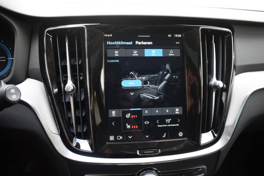 Volvo V60 T6 350PK Automaat Plug-in hybrid AWD Plus Dark / Panoramadak / 360 camera / Donker getint glas / 19'' velgen / Harman Kardon