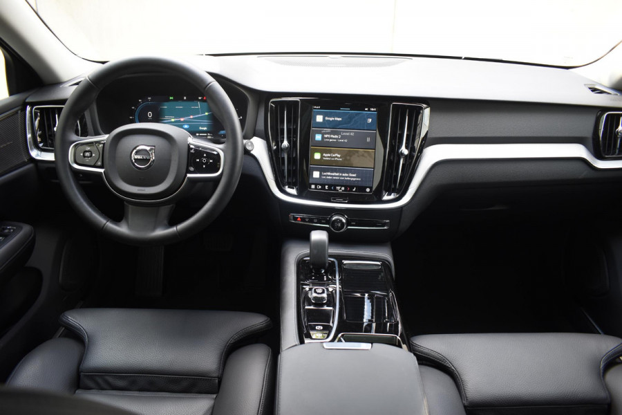 Volvo V60 T6 350PK Automaat Plug-in hybrid AWD Plus Dark / Panoramadak / 360 camera / Donker getint glas / 19'' velgen / Harman Kardon