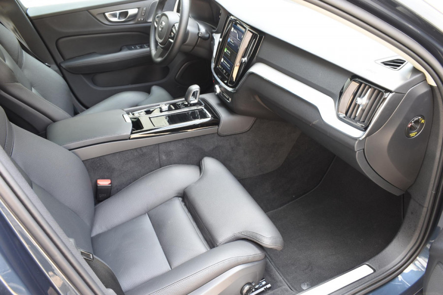 Volvo V60 T6 350PK Automaat Plug-in hybrid AWD Plus Dark / Panoramadak / 360 camera / Donker getint glas / 19'' velgen / Harman Kardon