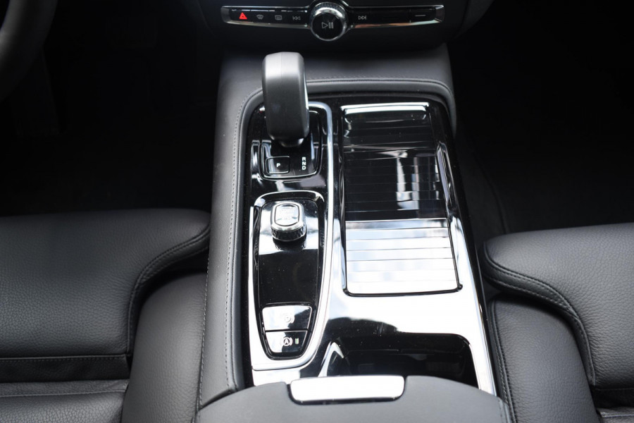 Volvo V60 T6 350PK Automaat Plug-in hybrid AWD Plus Dark / Panoramadak / 360 camera / Donker getint glas / 19'' velgen / Harman Kardon