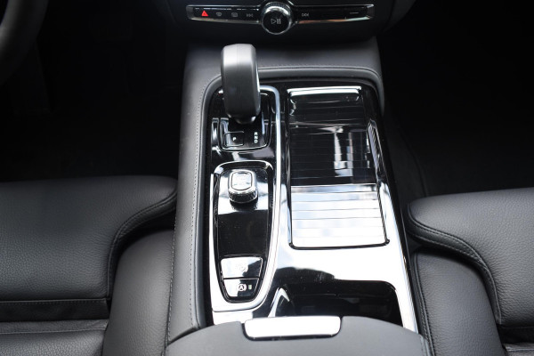 Volvo V60 T6 350PK Automaat Plug-in hybrid AWD Plus Dark / Panoramadak / 360 camera / Donker getint glas / 19'' velgen / Harman Kardon