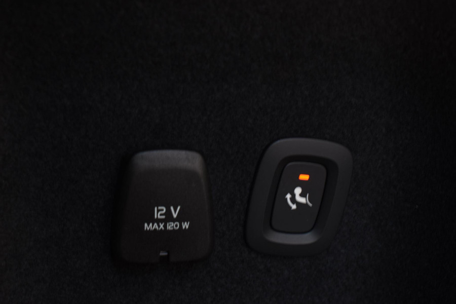 Volvo V60 T6 350PK Automaat Plug-in hybrid AWD Plus Dark / Panoramadak / 360 camera / Donker getint glas / 19'' velgen / Harman Kardon