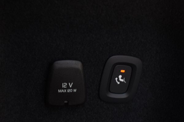 Volvo V60 T6 350PK Automaat Plug-in hybrid AWD Plus Dark / Panoramadak / 360 camera / Donker getint glas / 19'' velgen / Harman Kardon