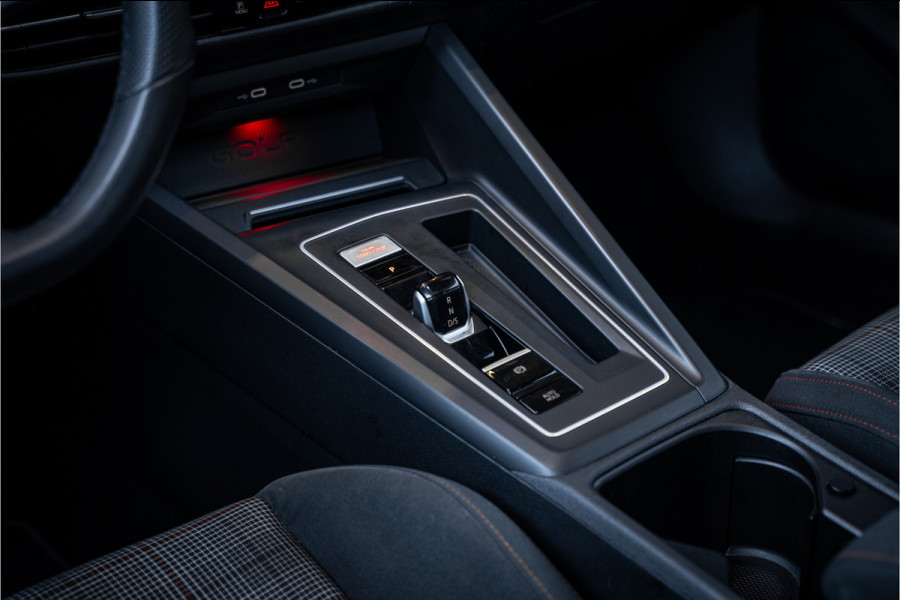 Volkswagen Golf 8 2.0 TSI GTI - Panorama | ACC | Sfeerverlichting | Carplay