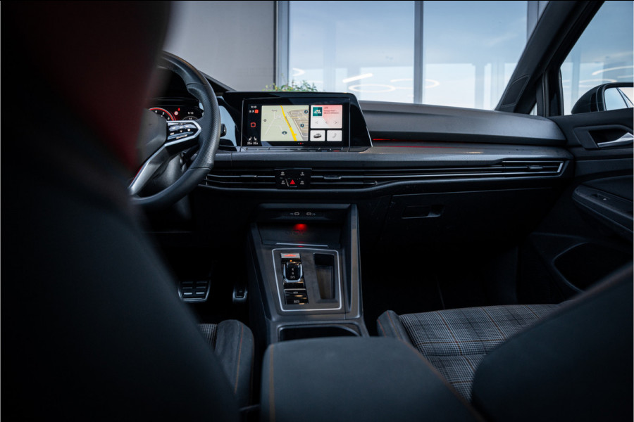 Volkswagen Golf 8 2.0 TSI GTI - Panorama | ACC | Sfeerverlichting | Carplay