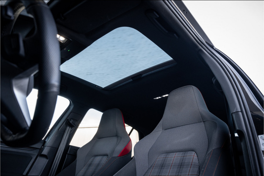 Volkswagen Golf 8 2.0 TSI GTI - Panorama | ACC | Sfeerverlichting | Carplay
