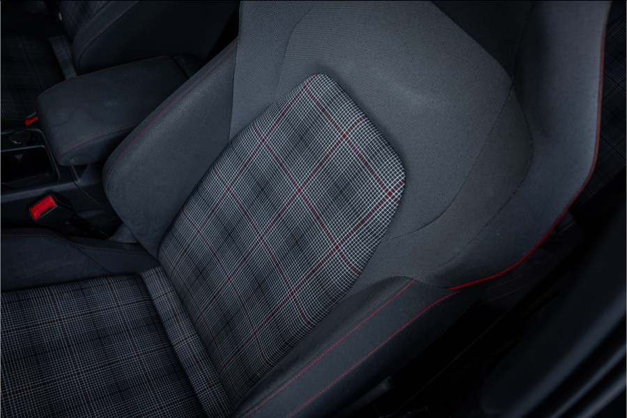 Volkswagen Golf 8 2.0 TSI GTI - Panorama | ACC | Sfeerverlichting | Carplay