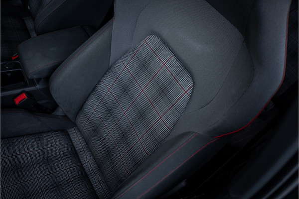 Volkswagen Golf 8 2.0 TSI GTI - Panorama | ACC | Sfeerverlichting | Carplay