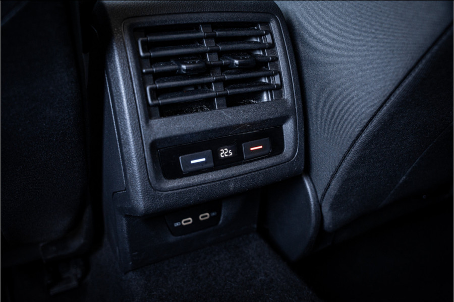 Volkswagen Golf 8 2.0 TSI GTI - Panorama | ACC | Sfeerverlichting | Carplay