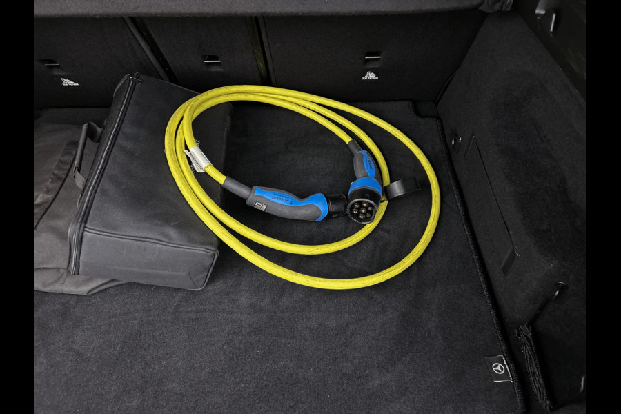 Mercedes-Benz EQA 250 Business Solution AMG 67 kWh | MBUX wide screen | Navigatie | 5 spaaks lichtmetalen velgen | Parking support | Camera | Inclusief 24 maanden MB Certified garantie voor Europa.