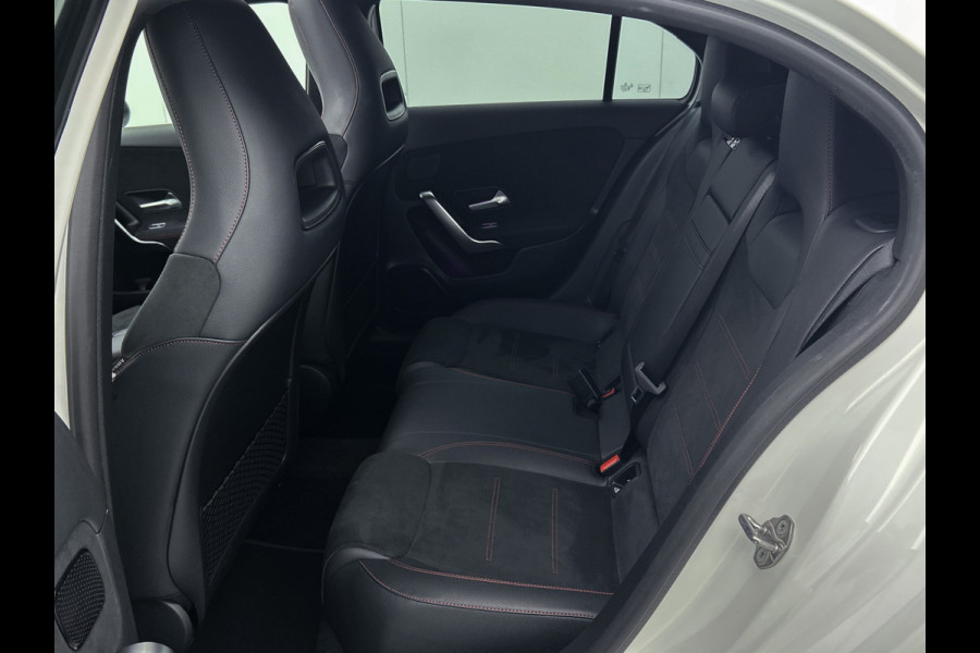 Mercedes-Benz A-Klasse 180 Premium Plus Panoramadak | elct. bedienbare voor stoelen met memory | Navigatie | Parking support met camera achter | Inclusief 24 maanden MB Certified garantie voor Europa
