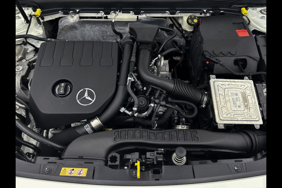 Mercedes-Benz A-Klasse 180 Premium Plus Panoramadak | elct. bedienbare voor stoelen met memory | Navigatie | Parking support met camera achter | Inclusief 24 maanden MB Certified garantie voor Europa