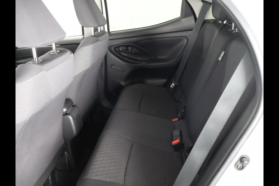 Toyota Yaris 1.5 HYBRIDE BLACK & WHITE GARANTIE 3-2034 AUTOMAAT. CLOUD NAVI. SLECHTS 17.000 KM.