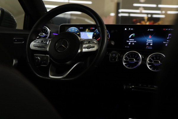 Mercedes-Benz A-Klasse 180 AMG PANODAK/CAMERA/STOELV/CARPLAY/VOL