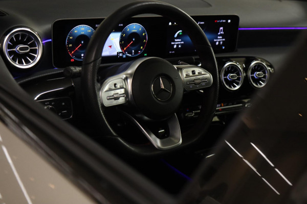 Mercedes-Benz A-Klasse 180 AMG PANODAK/CAMERA/STOELV/CARPLAY/VOL