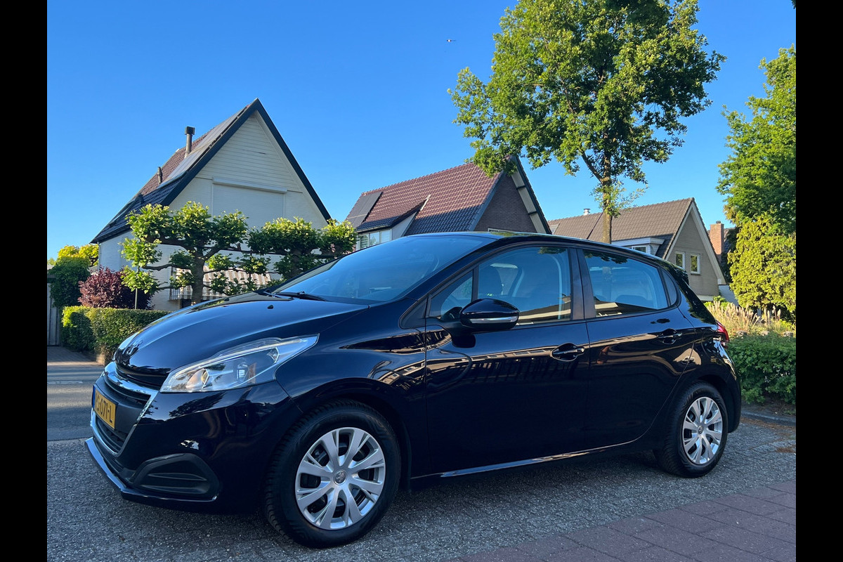 Peugeot 208 1.2 Automaat 103.000 km NL-AUTO-NAP. Peugeot 208 1.2 Automaat 103.000 km NL-AUTO-NAP.