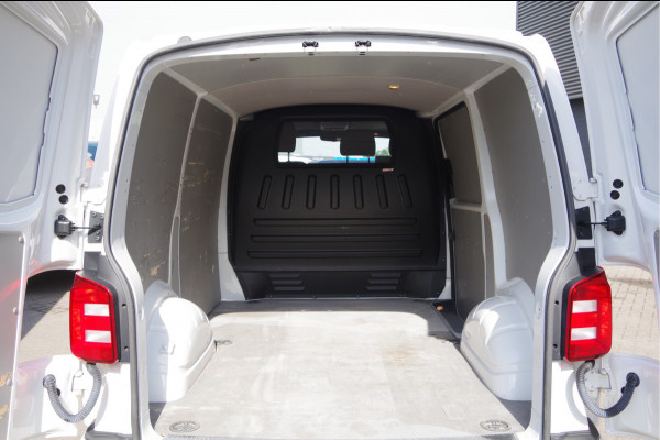 Volkswagen Transporter 2.0 TDI 3-ZITS, 204PK AUT. TREKHAAK, ADAPT. CRUISE, STANDKACHEL, NAVI, STOELVERWARMING