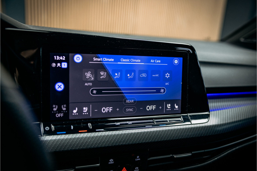 Volkswagen Golf 2.0 TSI R 4Motion uiterst nette en volle Golf R met Akra en nog vele andere opties