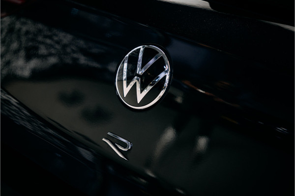 Volkswagen Golf 2.0 TSI R 4Motion uiterst nette en volle Golf R met Akra en nog vele andere opties