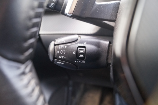 Peugeot 208 1.2 PureTech Automaat Allure -PANO-NAVI-