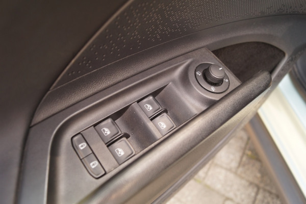 Škoda ENYAQ iV 60 180pk 62kWh -PANO-LEER-NAVI-ECC-PDC-