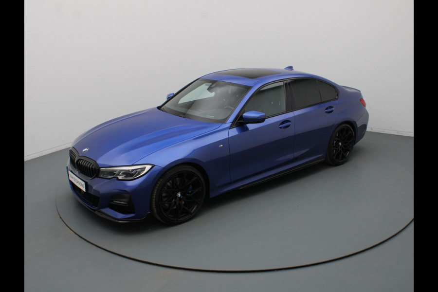 BMW 3-serie 184pk 320i High Executive Camera | Adapt. Cruise | Navi | Parkeersens. v+a | Stoel-/stuurverw. | Trekhaak