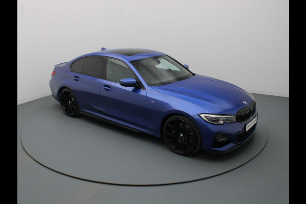 BMW 3-serie 184pk 320i High Executive Camera | Adapt. Cruise | Navi | Parkeersens. v+a | Stoel-/stuurverw. | Trekhaak