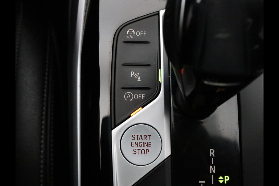 BMW 3-serie 184pk 320i High Executive Camera | Adapt. Cruise | Navi | Parkeersens. v+a | Stoel-/stuurverw. | Trekhaak