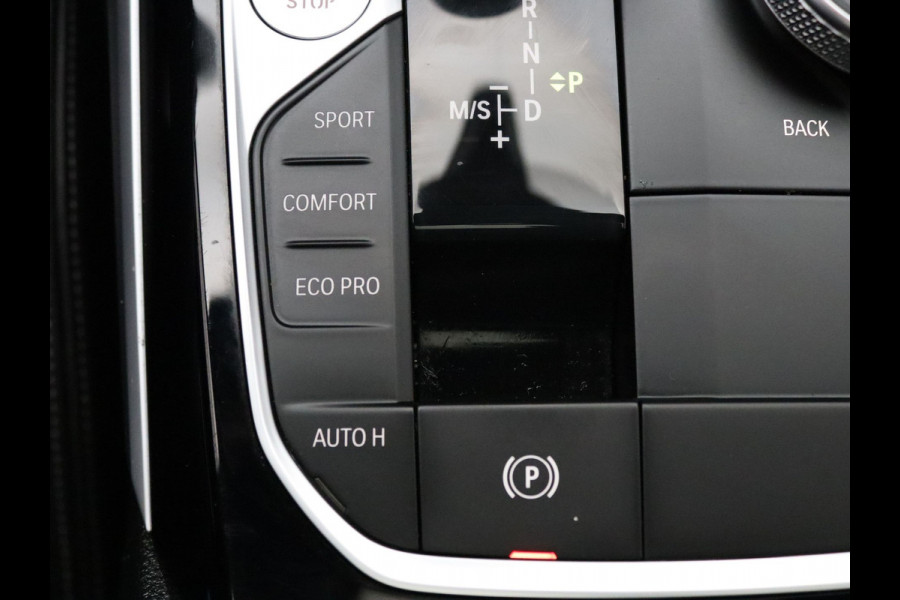 BMW 3-serie 184pk 320i High Executive Camera | Adapt. Cruise | Navi | Parkeersens. v+a | Stoel-/stuurverw. | Trekhaak