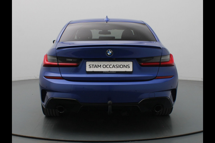 BMW 3-serie 184pk 320i High Executive Camera | Adapt. Cruise | Navi | Parkeersens. v+a | Stoel-/stuurverw. | Trekhaak