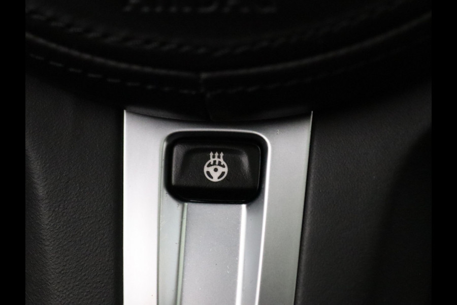 BMW 3-serie 184pk 320i High Executive Camera | Adapt. Cruise | Navi | Parkeersens. v+a | Stoel-/stuurverw. | Trekhaak