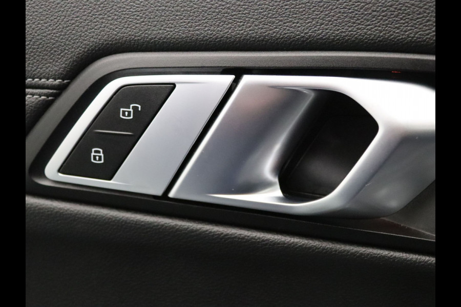 BMW 3-serie 184pk 320i High Executive Camera | Adapt. Cruise | Navi | Parkeersens. v+a | Stoel-/stuurverw. | Trekhaak