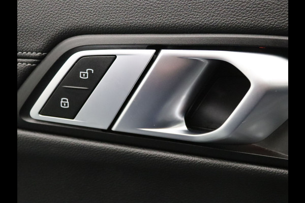 BMW 3-serie 184pk 320i High Executive Camera | Adapt. Cruise | Navi | Parkeersens. v+a | Stoel-/stuurverw. | Trekhaak