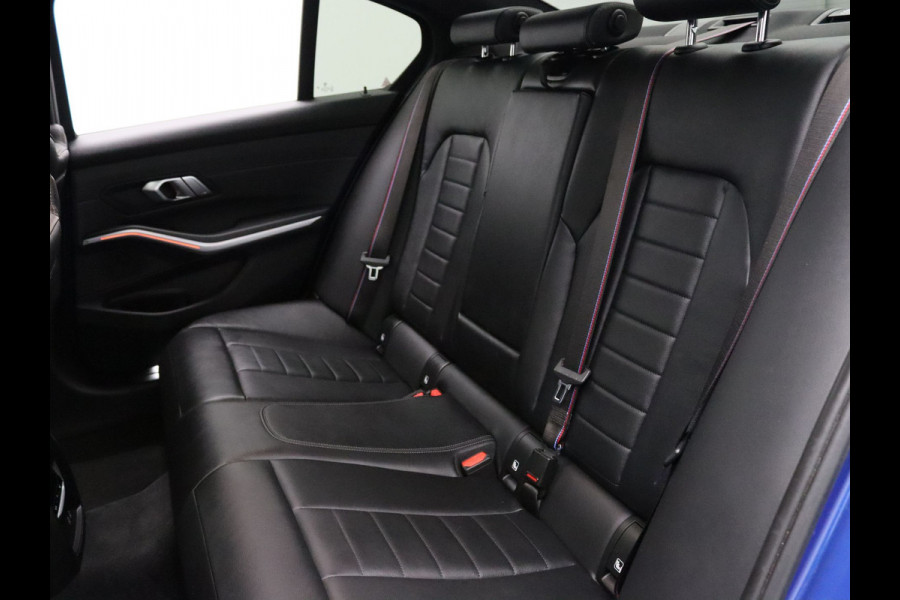 BMW 3-serie 184pk 320i High Executive Camera | Adapt. Cruise | Navi | Parkeersens. v+a | Stoel-/stuurverw. | Trekhaak