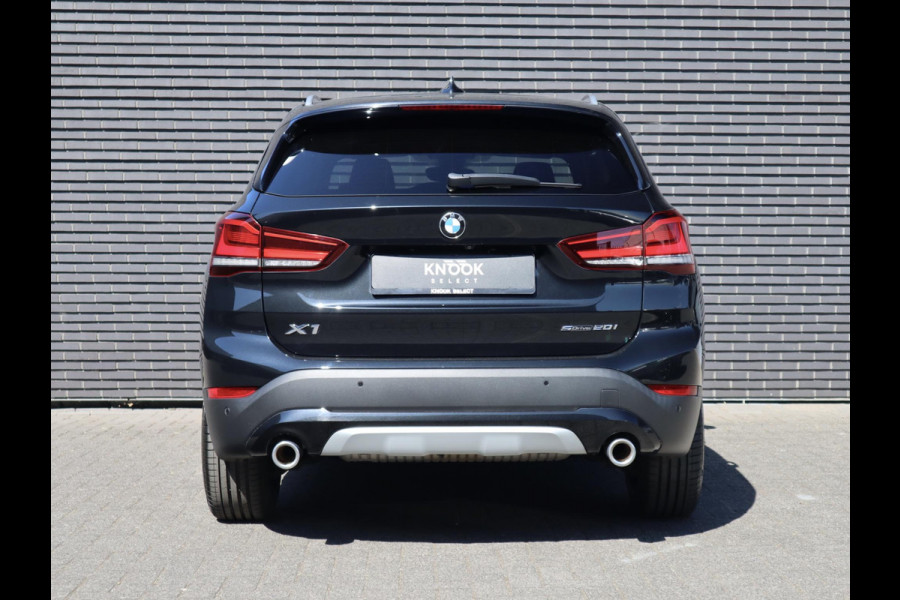 BMW X1 sDrive20i VDL Nedcar Edition | Head Up | Leder | Trekhaak |