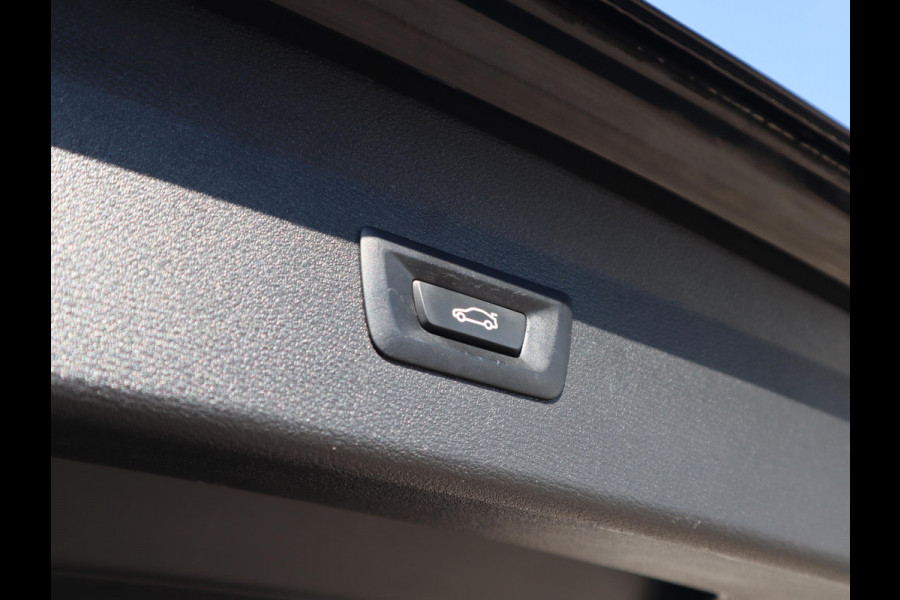 BMW X1 sDrive20i VDL Nedcar Edition | Head Up | Leder | Trekhaak |