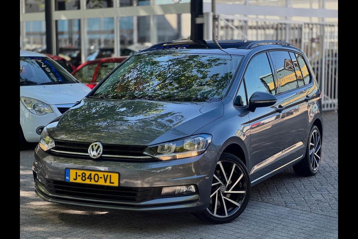 Volkswagen Touran 1.4 TSI Highline 7pers Pano Navi groot Adaptive cruise Trekhaak Business R Volkswagen Touran 1.4 TSI Highline 7pers Pano Navi groot Adaptive cruise Trekhaak Business R