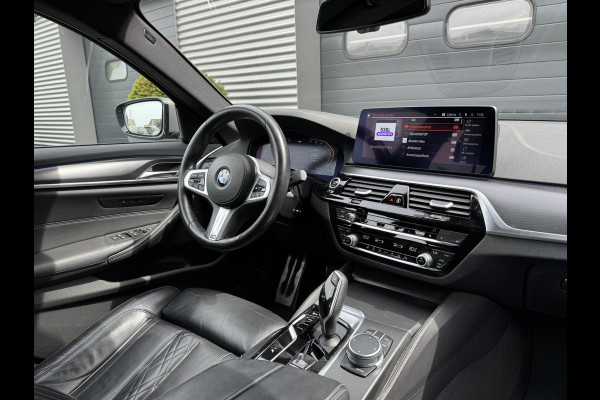 BMW 5 Serie 520i High Executive M pakket | Camera | 19 Inch Lichtmetalen Velgen | Navigatie | Stoelverwarming