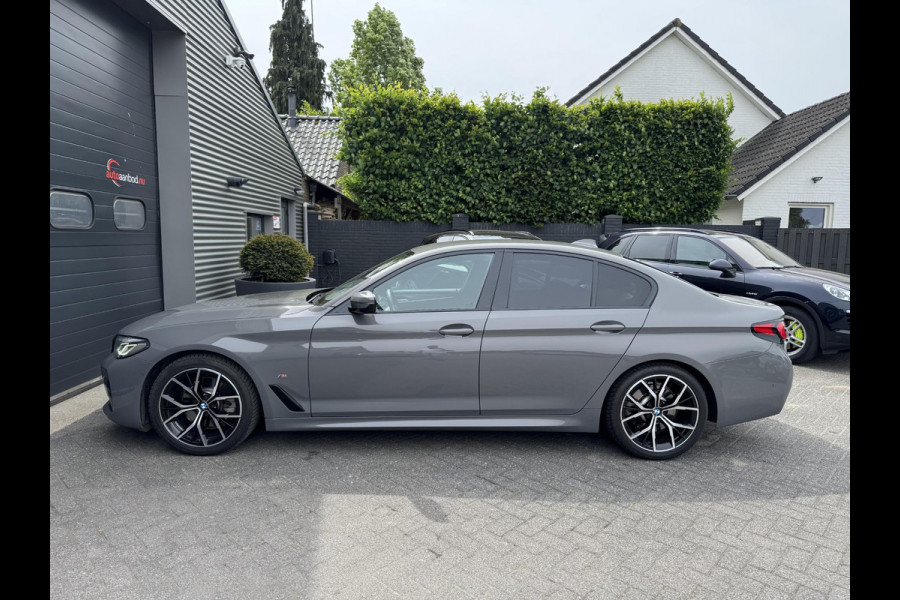 BMW 5 Serie 520i High Executive M pakket | Camera | 19 Inch Lichtmetalen Velgen | Navigatie | Stoelverwarming
