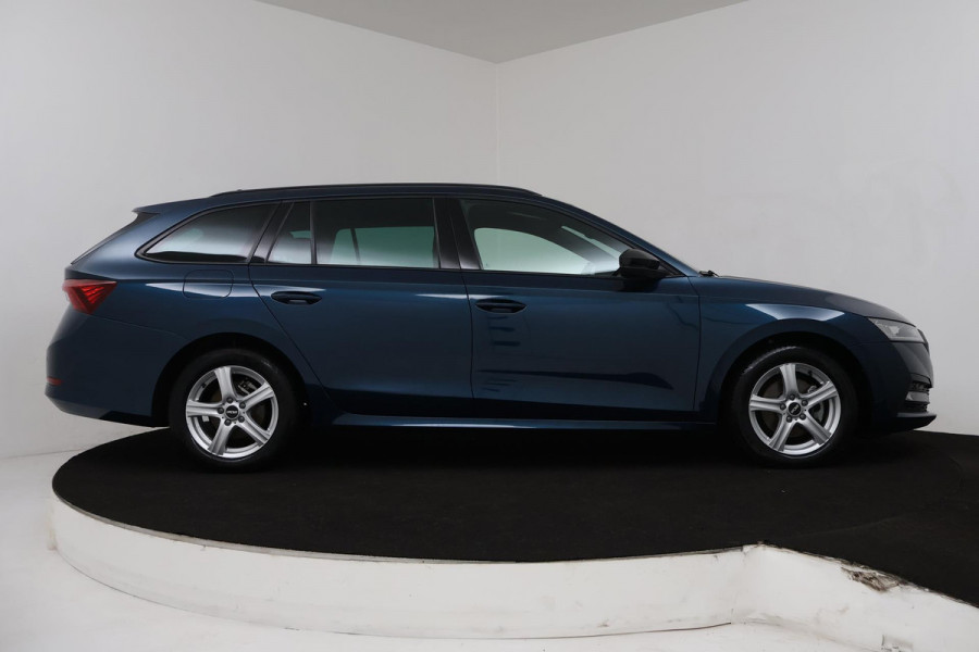 Škoda Octavia Combi 1.0 e-TSI Sport Business (PARKEERSENSOREN, TREKHAAK, CRUISE, STUURVERWARMING, NAVIGATIE, SFEERVERLICHTING)