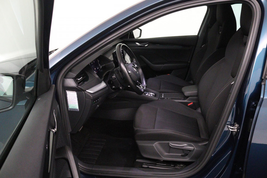 Škoda Octavia Combi 1.0 e-TSI Sport Business (PARKEERSENSOREN, TREKHAAK, CRUISE, STUURVERWARMING, NAVIGATIE, SFEERVERLICHTING)