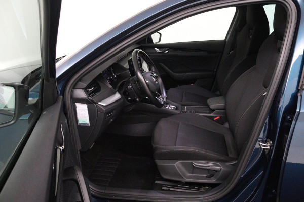 Škoda Octavia Combi 1.0 e-TSI Sport Business (PARKEERSENSOREN, TREKHAAK, CRUISE, STUURVERWARMING, NAVIGATIE, SFEERVERLICHTING)