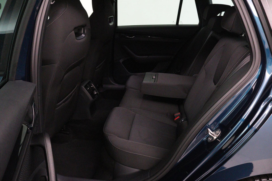 Škoda Octavia Combi 1.0 e-TSI Sport Business (PARKEERSENSOREN, TREKHAAK, CRUISE, STUURVERWARMING, NAVIGATIE, SFEERVERLICHTING)