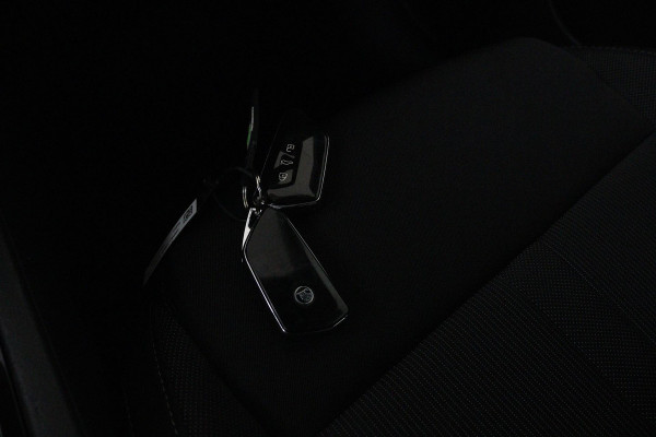 Škoda Octavia Combi 1.0 e-TSI Sport Business (PARKEERSENSOREN, TREKHAAK, CRUISE, STUURVERWARMING, NAVIGATIE, SFEERVERLICHTING)