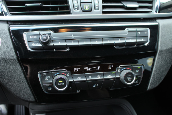 BMW X1 sDrive18i 141pk AUTOMAAT NL-Auto NAP 74.942km Clima Cruise Navi Camera HUD Keyless El. Klep 17"LMV
