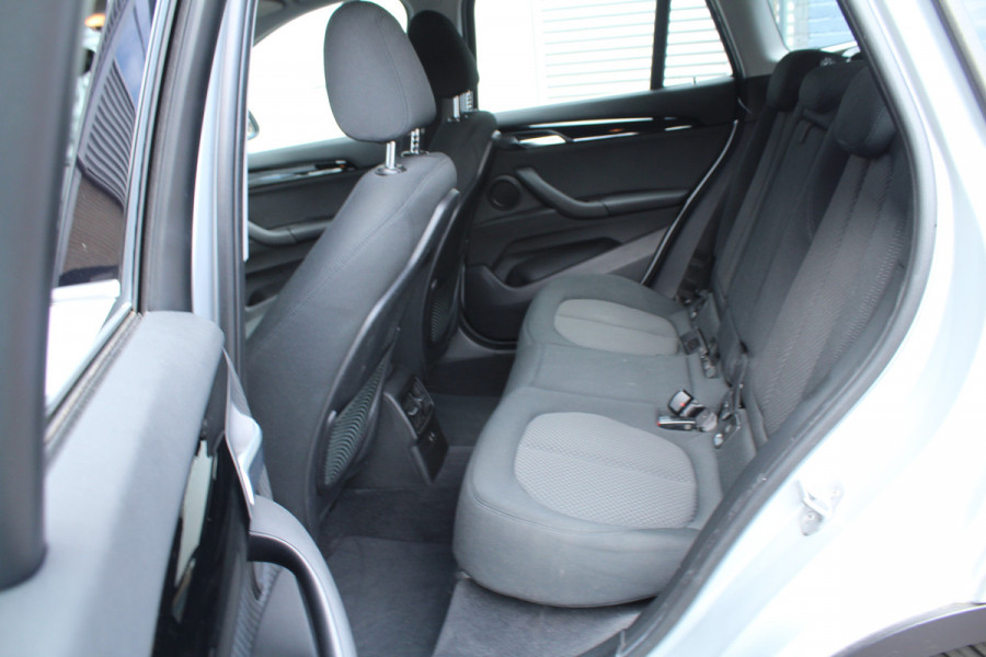 BMW X1 sDrive18i 141pk AUTOMAAT NL-Auto NAP 74.942km Clima Cruise Navi Camera HUD Keyless El. Klep 17"LMV