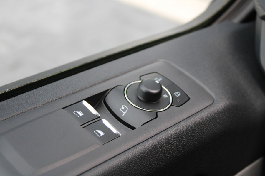 Ford Transit Custom 300 2.0 TDCI L2H1 Limited 136 pk - Side Bars - Voor & Achter Splitter - Spoiler - Trekhaak - Camera - Carplay