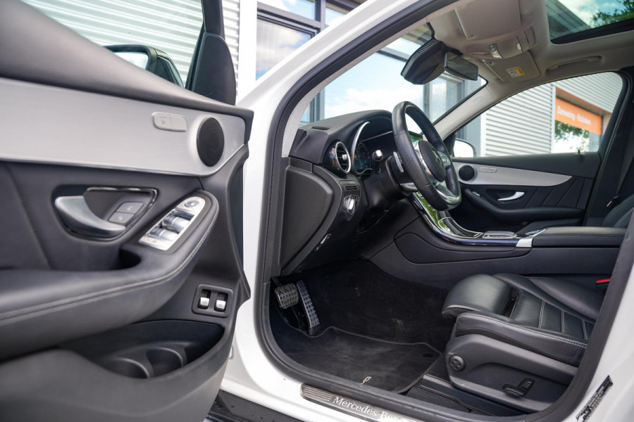 Mercedes-Benz GLC 300e 4MATIC AMG Panoramadak Leer Cruise Clima Stoelverw. DAB+ 19''LM