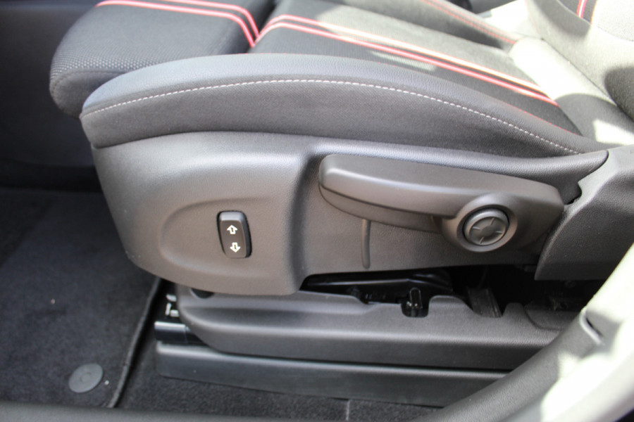 Opel Crossland 1.2-130pk Turbo GS Line. Sportieve en unieke auto ! Slechts 25.000km ! AGR stoelen, navigatie, telefoon voorbereiding., cruise cntrl, volautm. airco, metallic lak, 'Black-Red Line', LM wielen, Isofix etc.