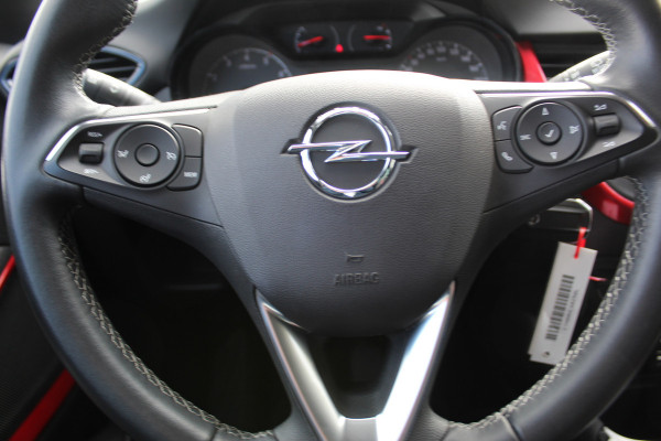 Opel Crossland 1.2-130pk Turbo GS Line. Sportieve en unieke auto ! Slechts 25.000km ! AGR stoelen, navigatie, telefoon voorbereiding., cruise cntrl, volautm. airco, metallic lak, 'Black-Red Line', LM wielen, Isofix etc.
